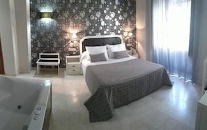 Double Room Single Use (Habitación Doble Superior con bañera) | In-room safe, desk, free WiFi, bed sheets