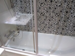 Chambre Standard | Salle de bain | Douche, séchoir à cheveux, bidet, serviettes fournies