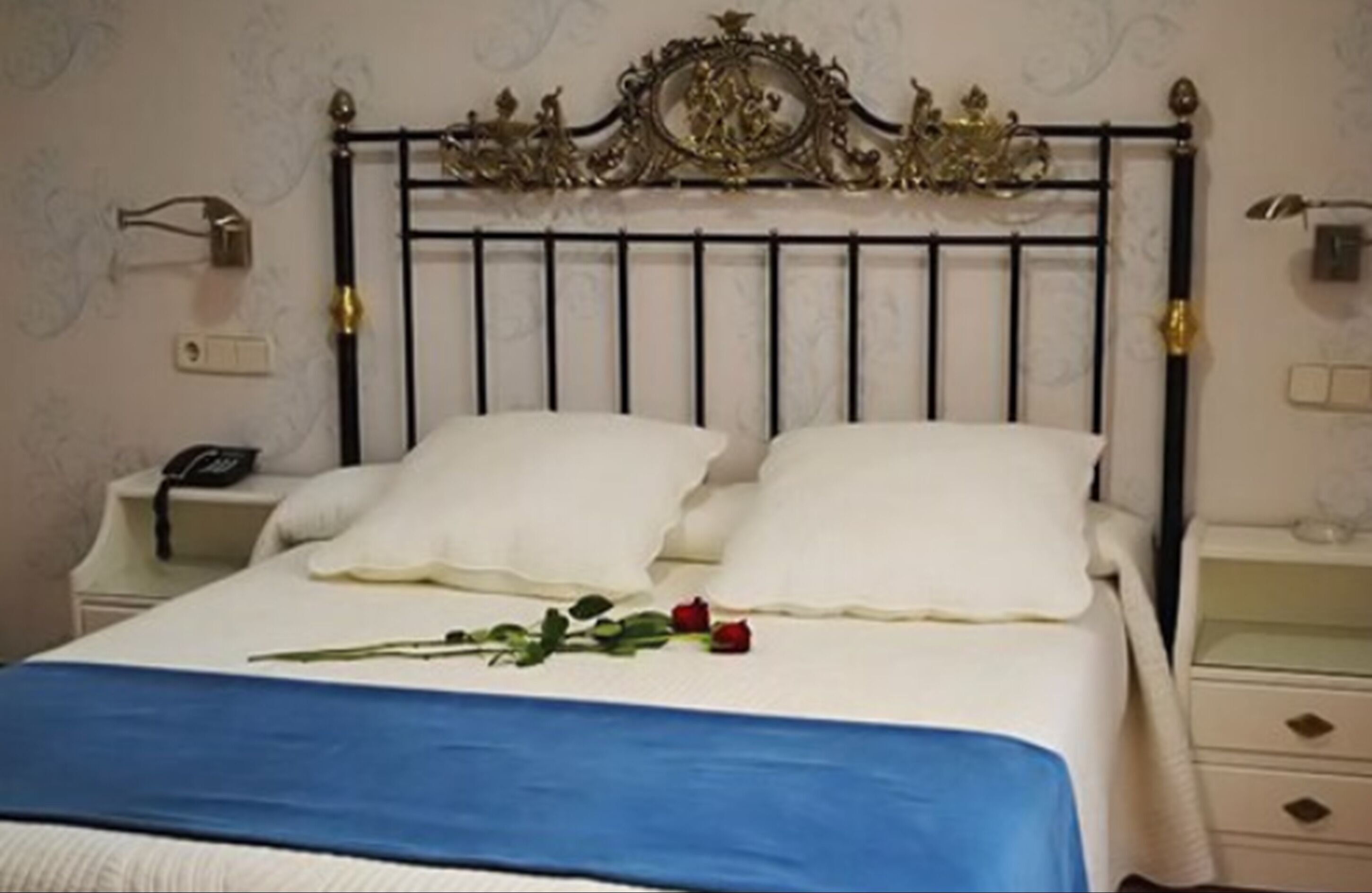 single room | in-room safe, desk, free wifi, bed sheets