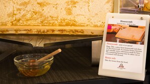 Una exposición de panales de abeja con un cartel que explica su origen y uso.