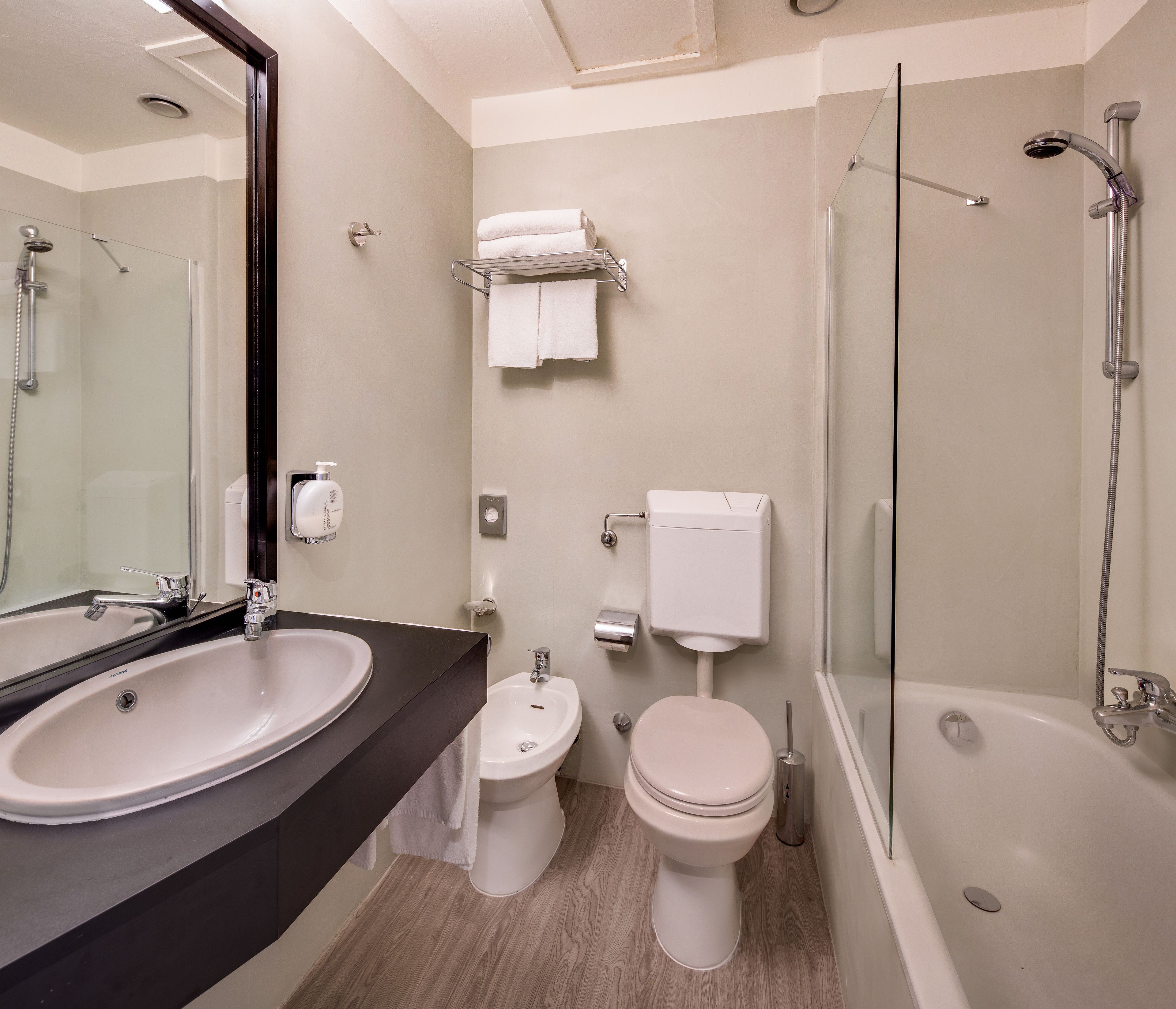 Duschwanne, kostenlose Toilettenartikel, Haartrockner, Bademäntel