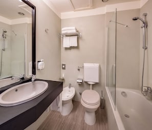 Combined shower/tub, free toiletries, hair dryer, bathrobes - Best Western Plus CHC Florence (Florence)