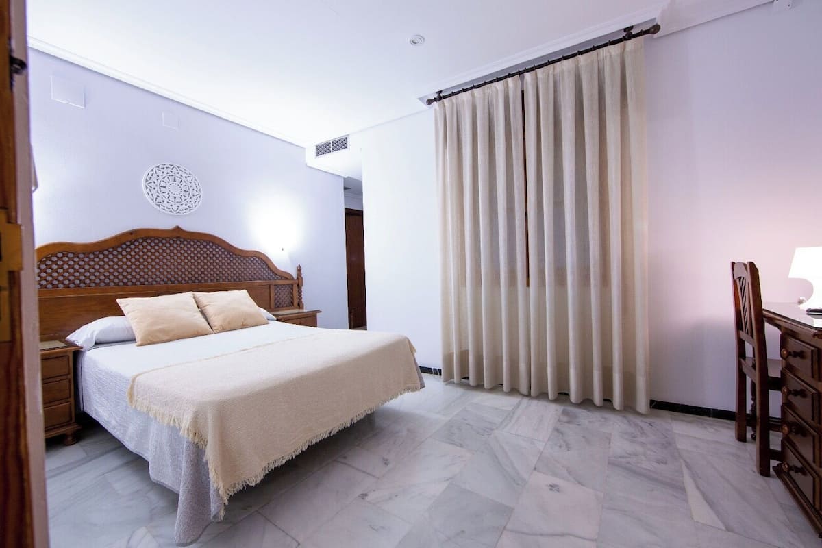 Caja de seguridad en la habitación, wifi gratis y ropa de cama