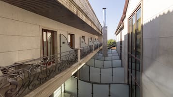 Cubrecamas, escritorio, espacio para trabajar con laptop y wifi gratis