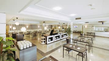 Desayuno con opciones de la cocina local diario (EUR 12 por persona)