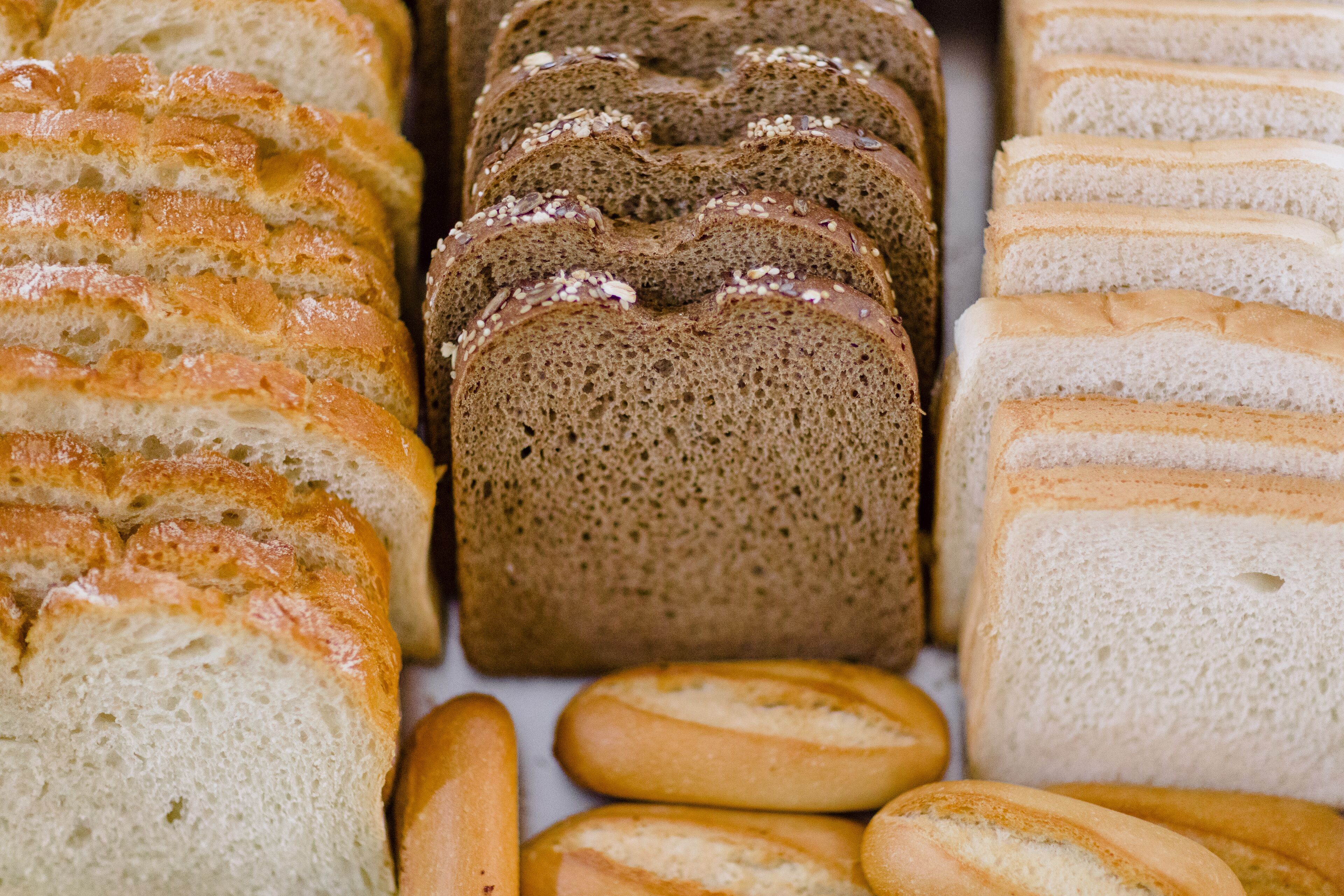 Nous proposons une variété de pains, notamment des pains complets, des pains blancs et des baguettes.