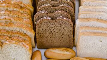 Nous proposons une variété de pains, notamment des pains complets, des pains blancs et des baguettes.