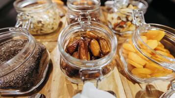 Variedad de alimentos en recipientes de vidrio sobre una mesa de madera.