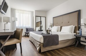 迷你吧、客房内保险箱、办公桌、免费 WiFi