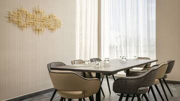 Dagelijks ontbijtbuffet (EUR 13 per persoon)