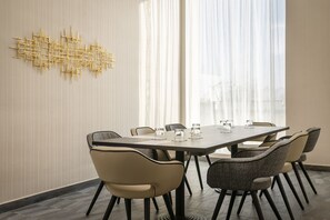 每日供应自助式早餐（每人 EUR 13）