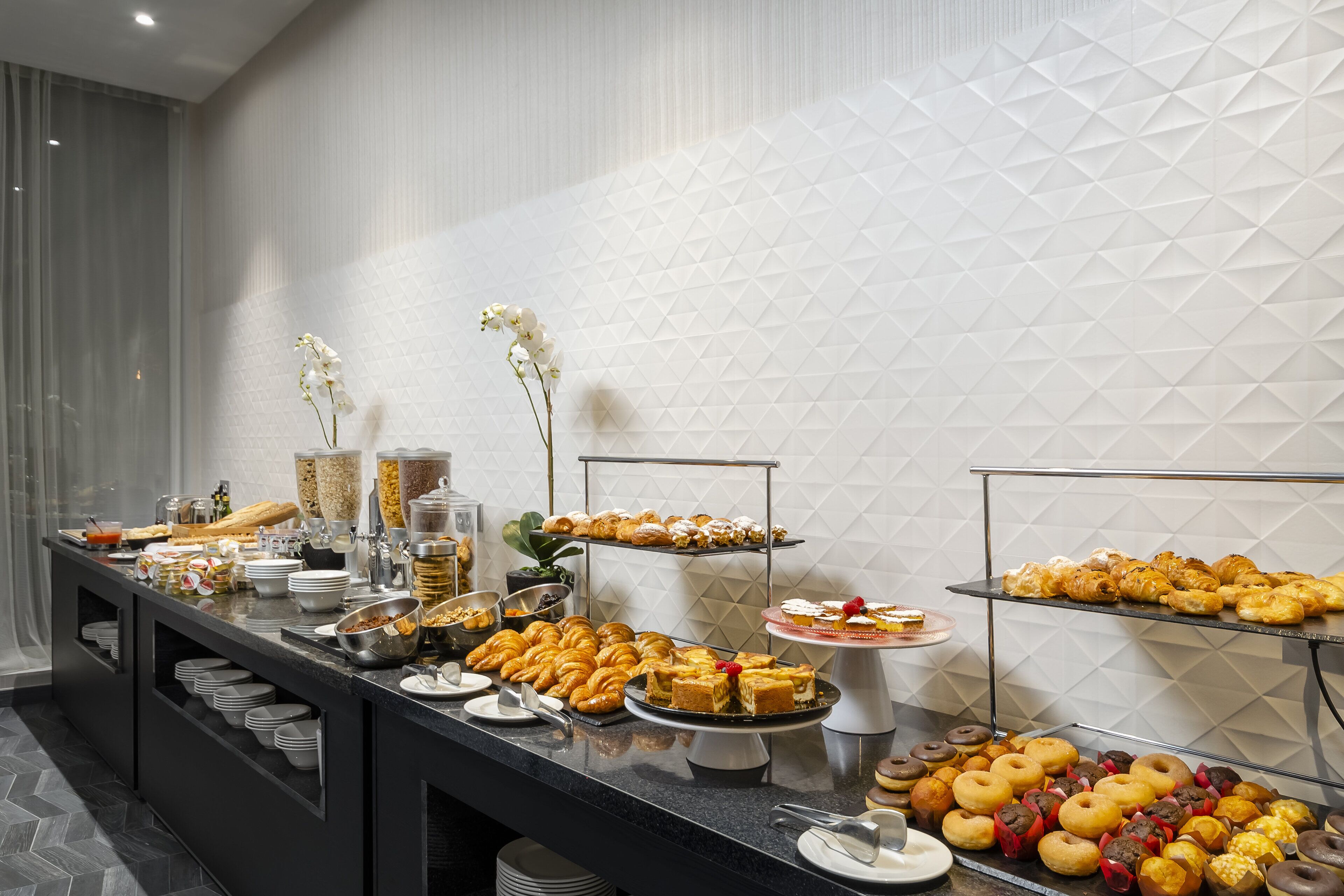 Petit déjeuner buffet (13 EUR par personne)