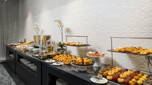 Un buffet proposant une variété de pâtisseries et de desserts.
