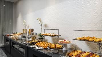 Sarapan prasmanan setiap hari (EUR 13 per orang)