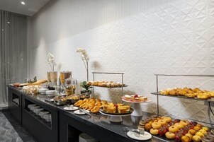 Café da manhã com buffet todos os dias mediante uma taxa