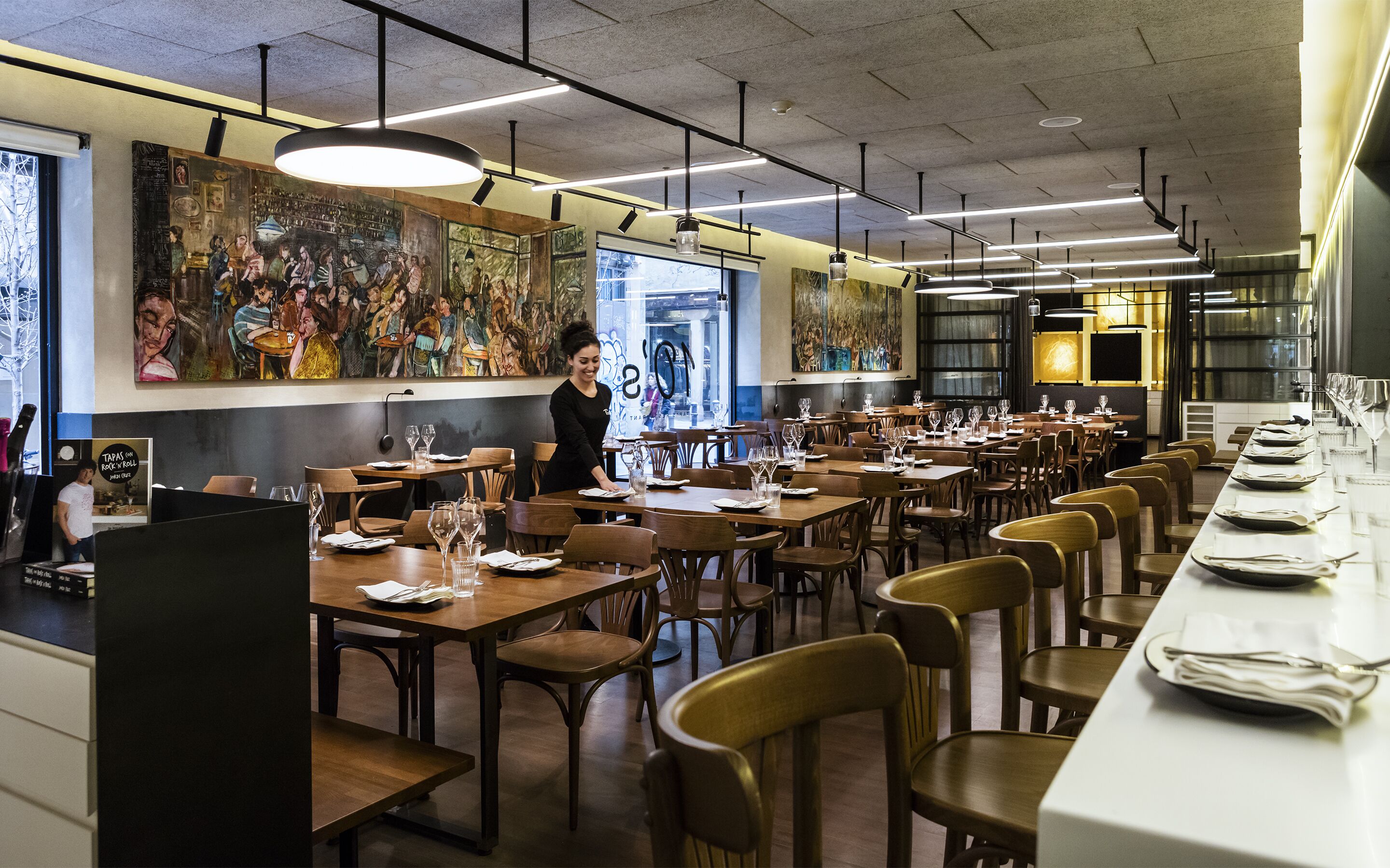 供应午餐和晚餐，地中海菜，室外就餐