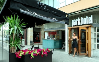 A hotel entrance with a sign reading "Park Hotel".