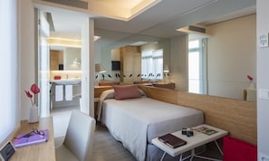 Minibar, coffre-fort, bureau, rideaux d’obscurcissement