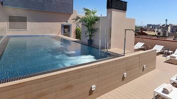 Piscina externa, espreguiçadeiras