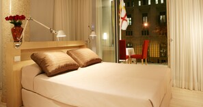 Minibar, coffres-forts dans les chambres, bureau, rideaux occultants