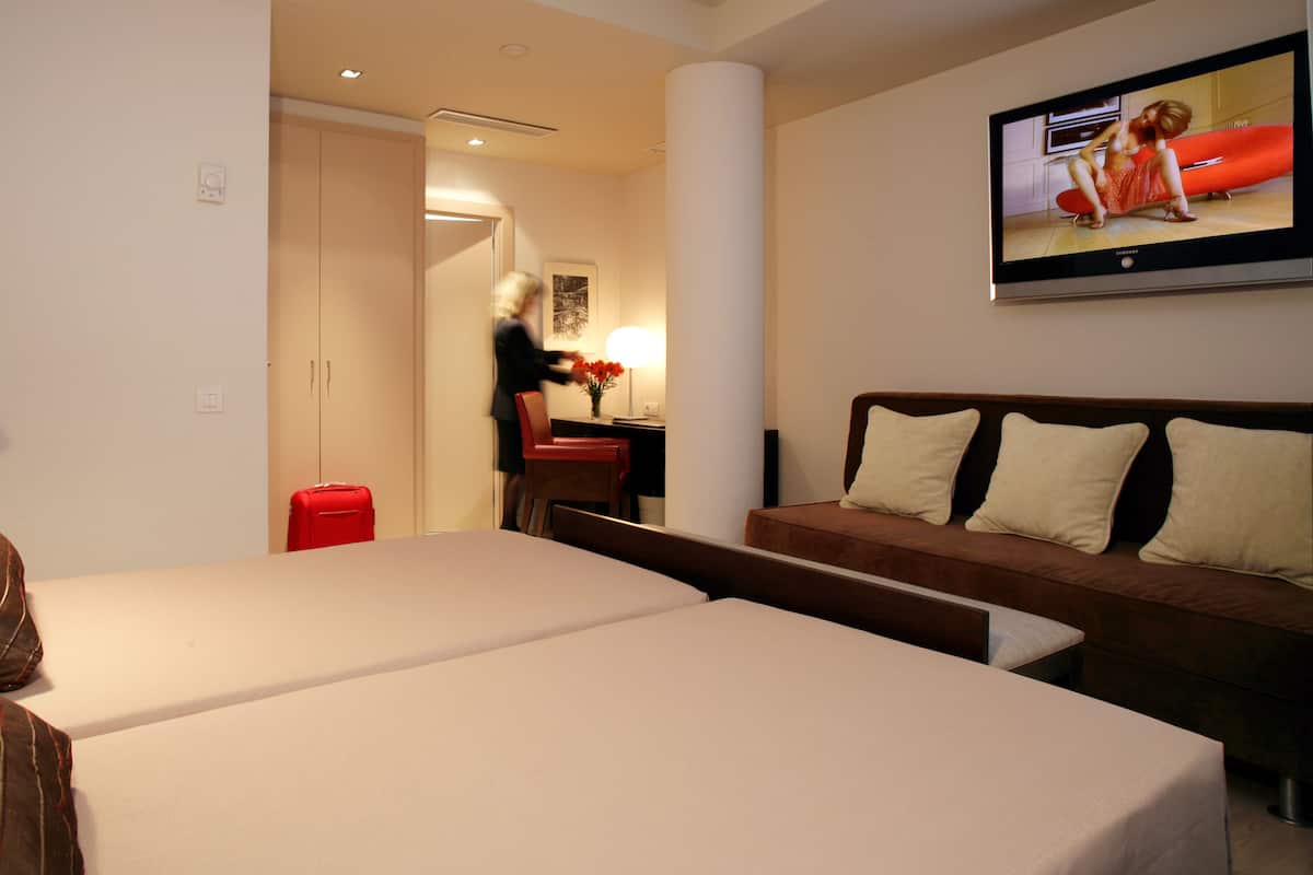 Superior-Dreibettzimmer, Balkon | Minibar, Zimmersafe, Schreibtisch, Verdunkelungsvorhänge