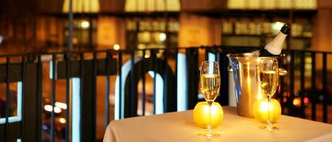 Minibar, Zimmersafe, Schreibtisch, Verdunkelungsvorhänge