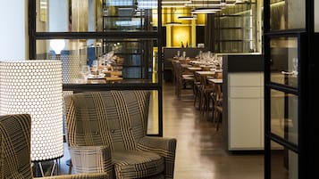 Lunch och middag serveras, med uteservering