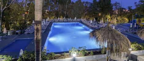 2 ulkouima-allasta, aurinkovarjoja, aurinkotuoleja