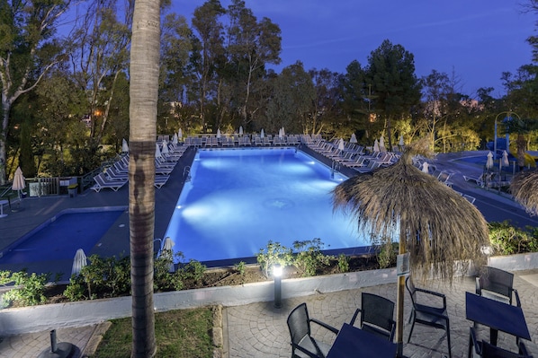 2 piscines extérieures, parasols, chaises longues