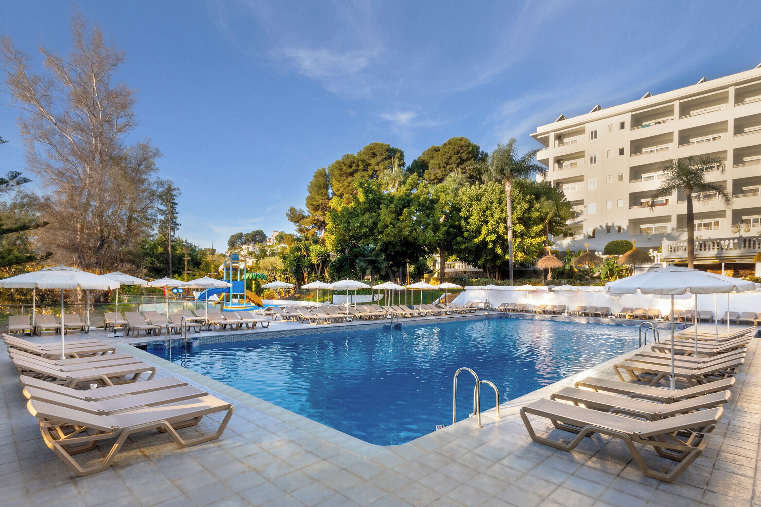 2 piscinas al aire libre, sombrillas, tumbonas