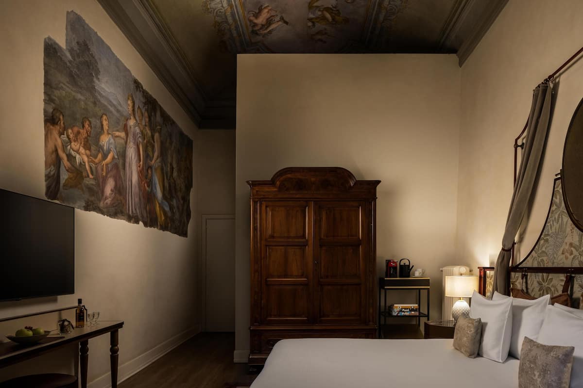 Gherardini Junior Suite | Minibar, in-room safe, desk, cribs (free)