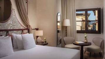 Minibar, pengeskab på værelset, individuelt design, skrivebord