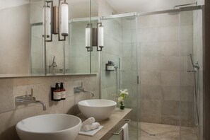Rainfall showerhead, eco-friendly toiletries, hair dryer, towels - Porta Rossa Hotel Firenze Colbert Collection (Florence)