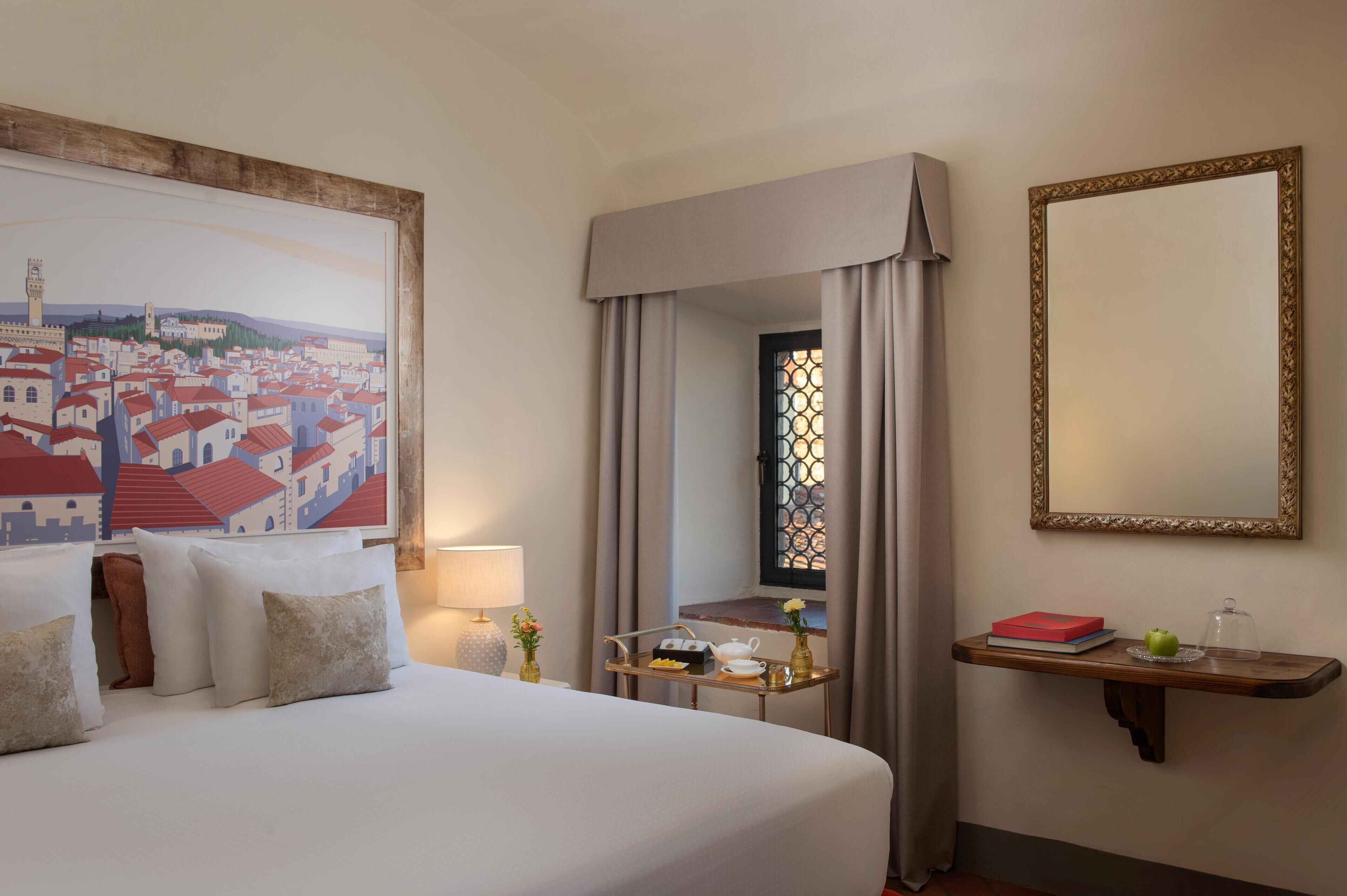 Suite (Torre Monalda) | Minibar, in-room safe, individually decorated, desk
