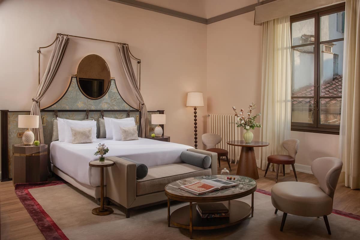 Juniorsvit | Minibar, värdeförvaringsskåp på rummet och individuell inredning