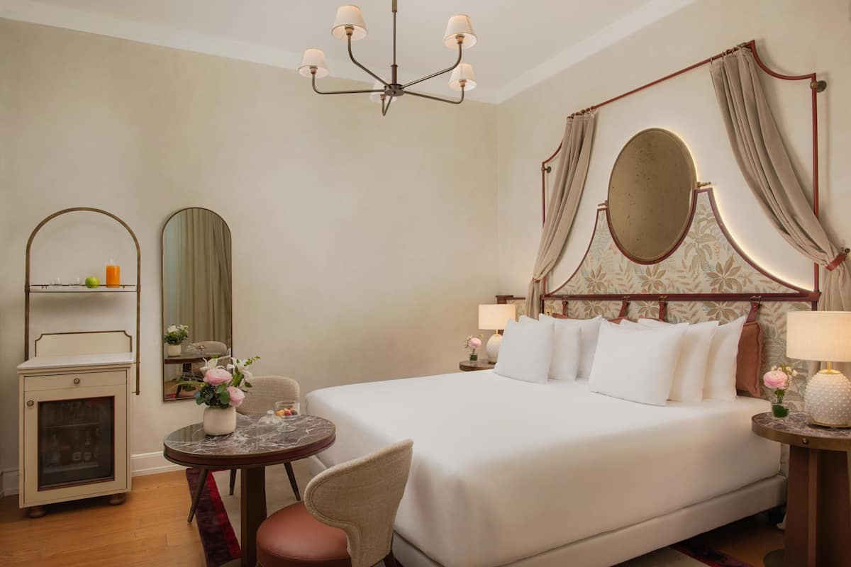 Chambre supérieure | Minibar, coffre-fort, décor unique, bureau