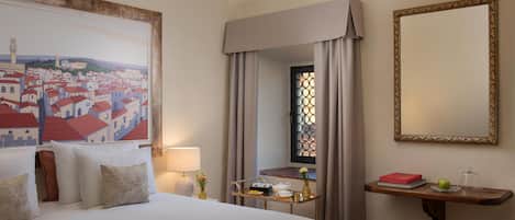 Suite (Torre Monalda) | Minibar, in-room safe, individually decorated, desk