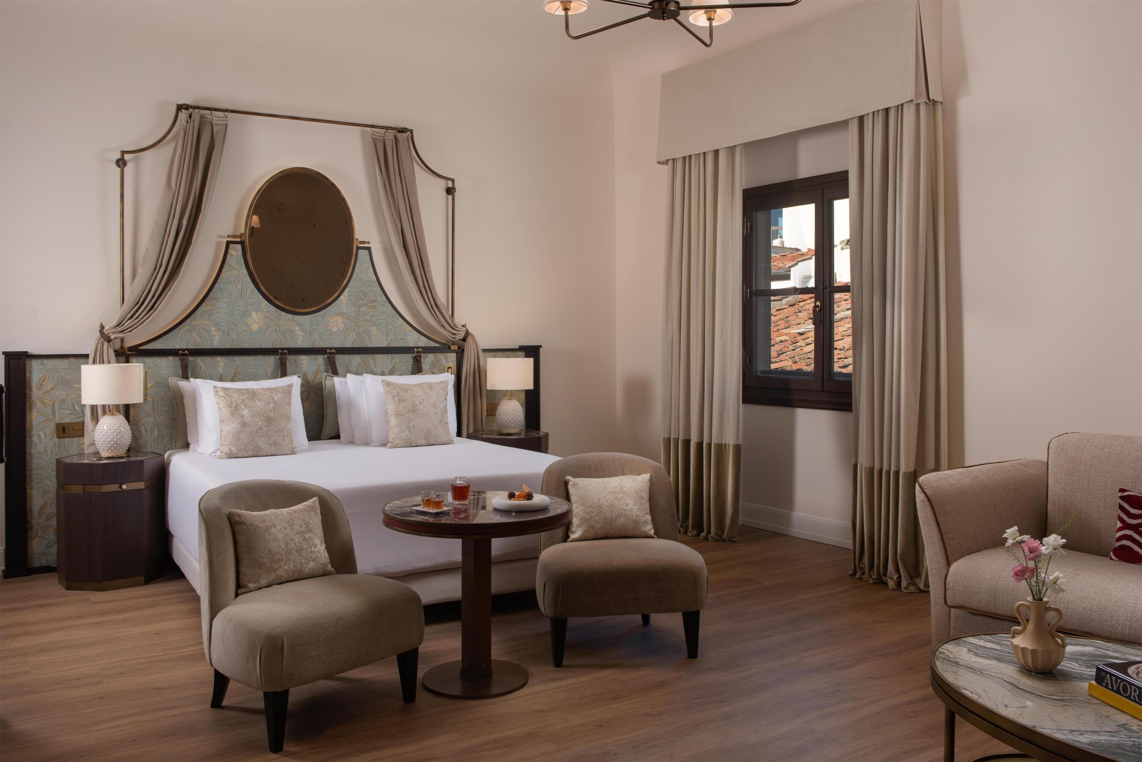 Junior Suite | Minibar, in-room safe, individually decorated, desk