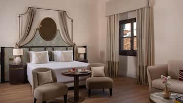 Junior Suite | Minibar, in-room safe, individually decorated, desk