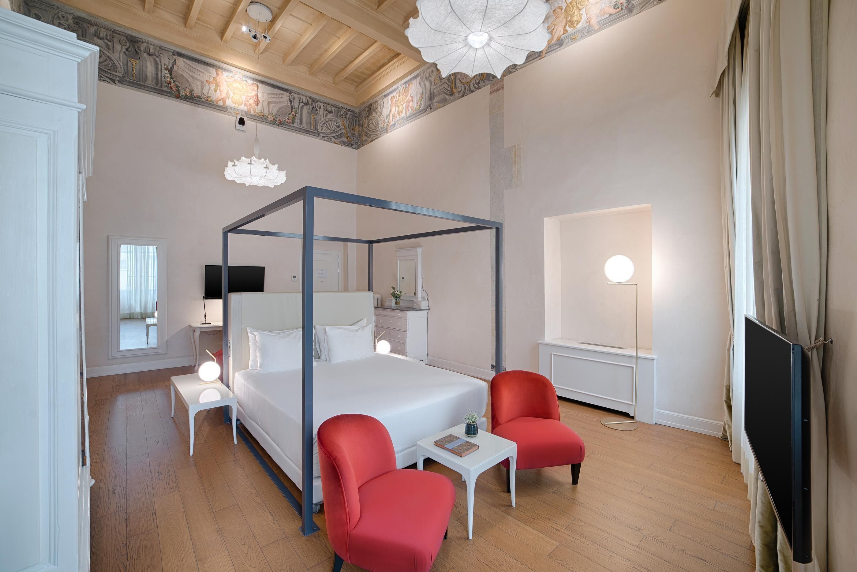 Junior Suite | Minibar, in-room safe, individually decorated, desk