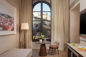 Minibar, in-room safe, individually decorated, desk - Porta Rossa Hotel Firenze Colbert Collection (Florence)