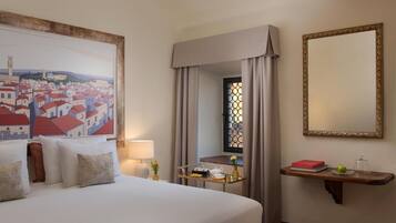 ميني بار وخزنة داخل الغرفة وبديكورات فريدة لكل غرفة ومكتب