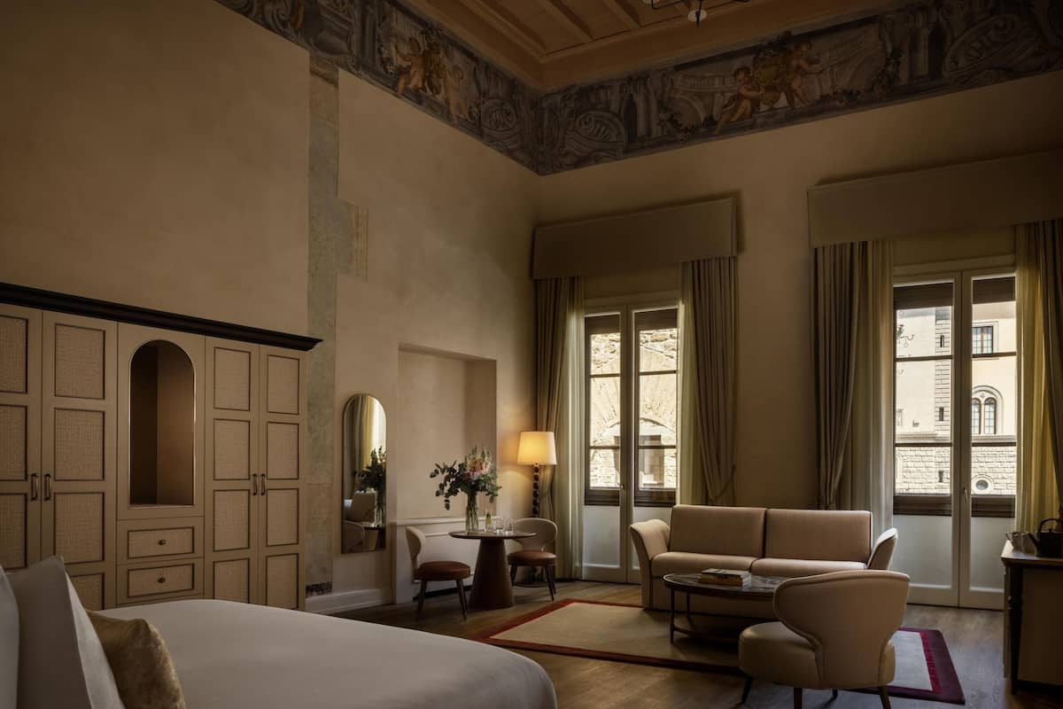 Amici Miei Junior Suite with Frescos | Minibar, in-room safe, desk, cribs (free)