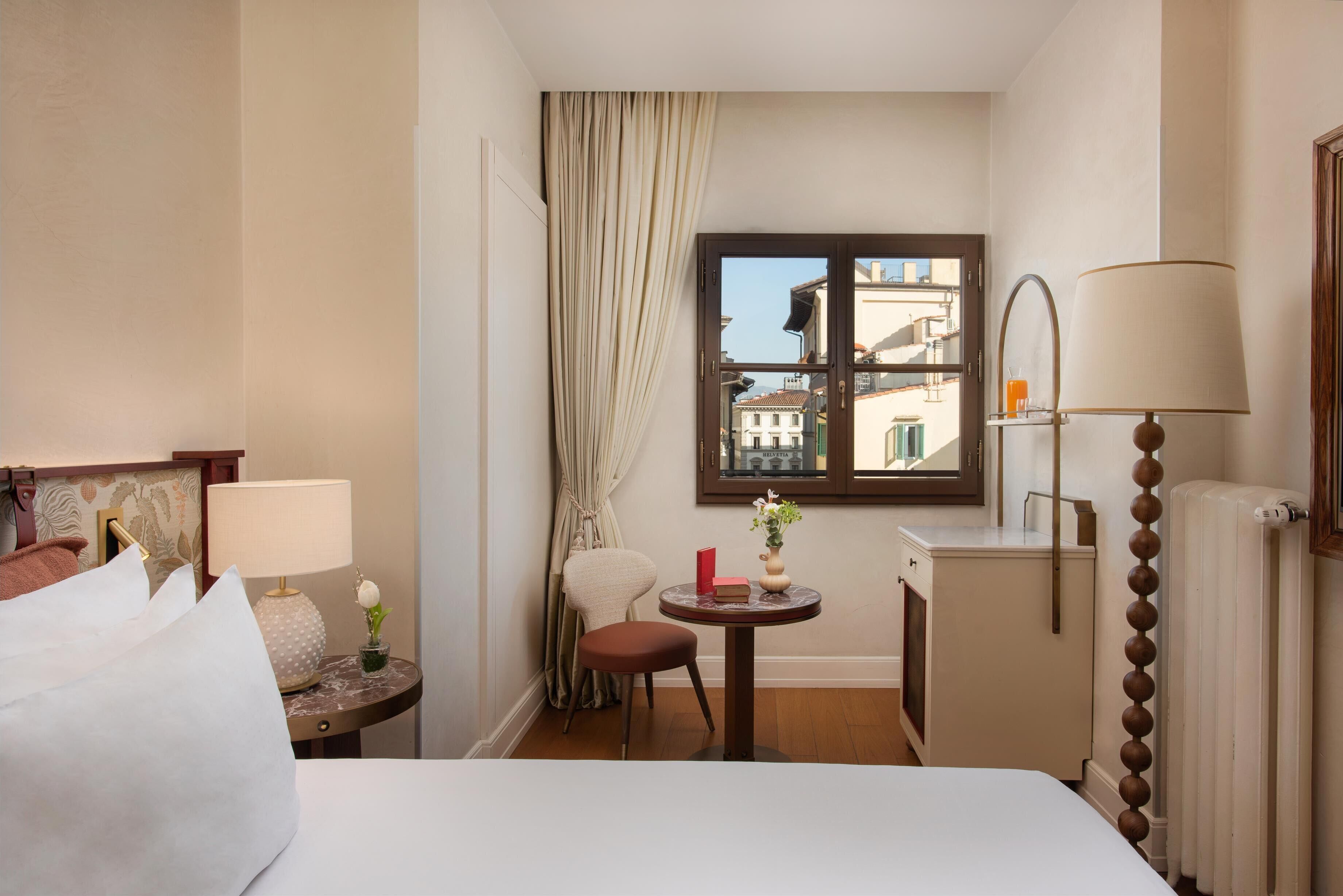 Chambre simple supérieure | Minibar, coffre-fort, décor unique, bureau