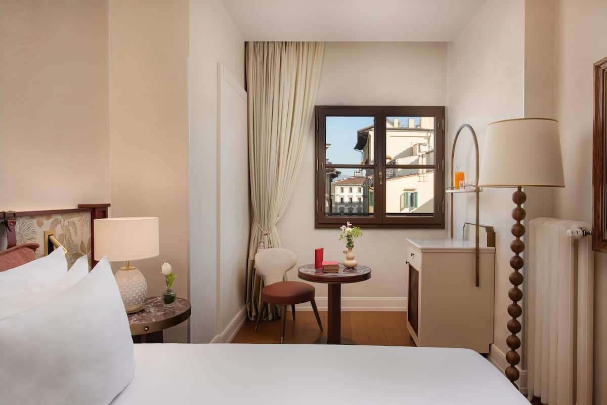 Chambre simple supérieure | Minibar, coffre-fort, décor unique, bureau