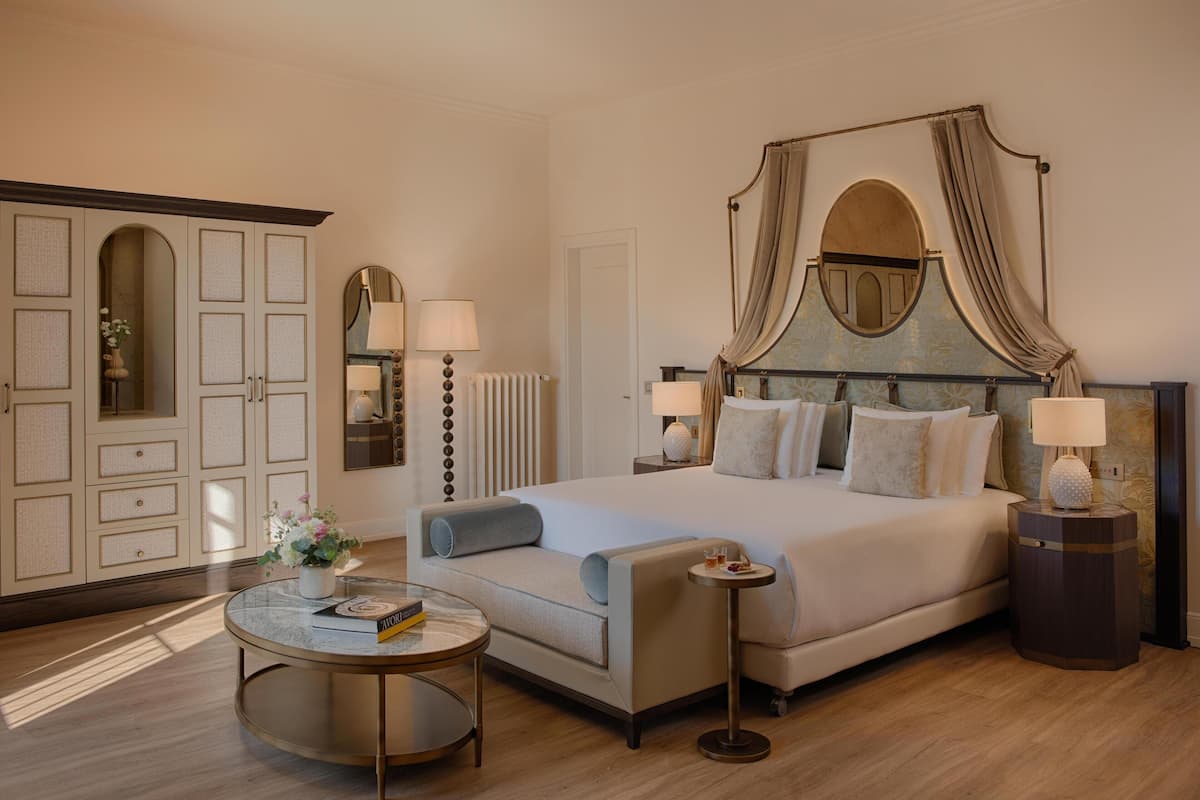 Junior Suite | Minibar, in-room safe, individually decorated, desk