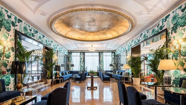 Un hall d’entrée spacieux, agrémenté d’un magnifique lustre, de sièges confortables et de grandes fenêtres.