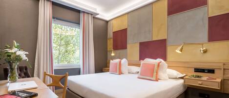 Minibar, safe på rommet, individuelt dekorert og skrivebord