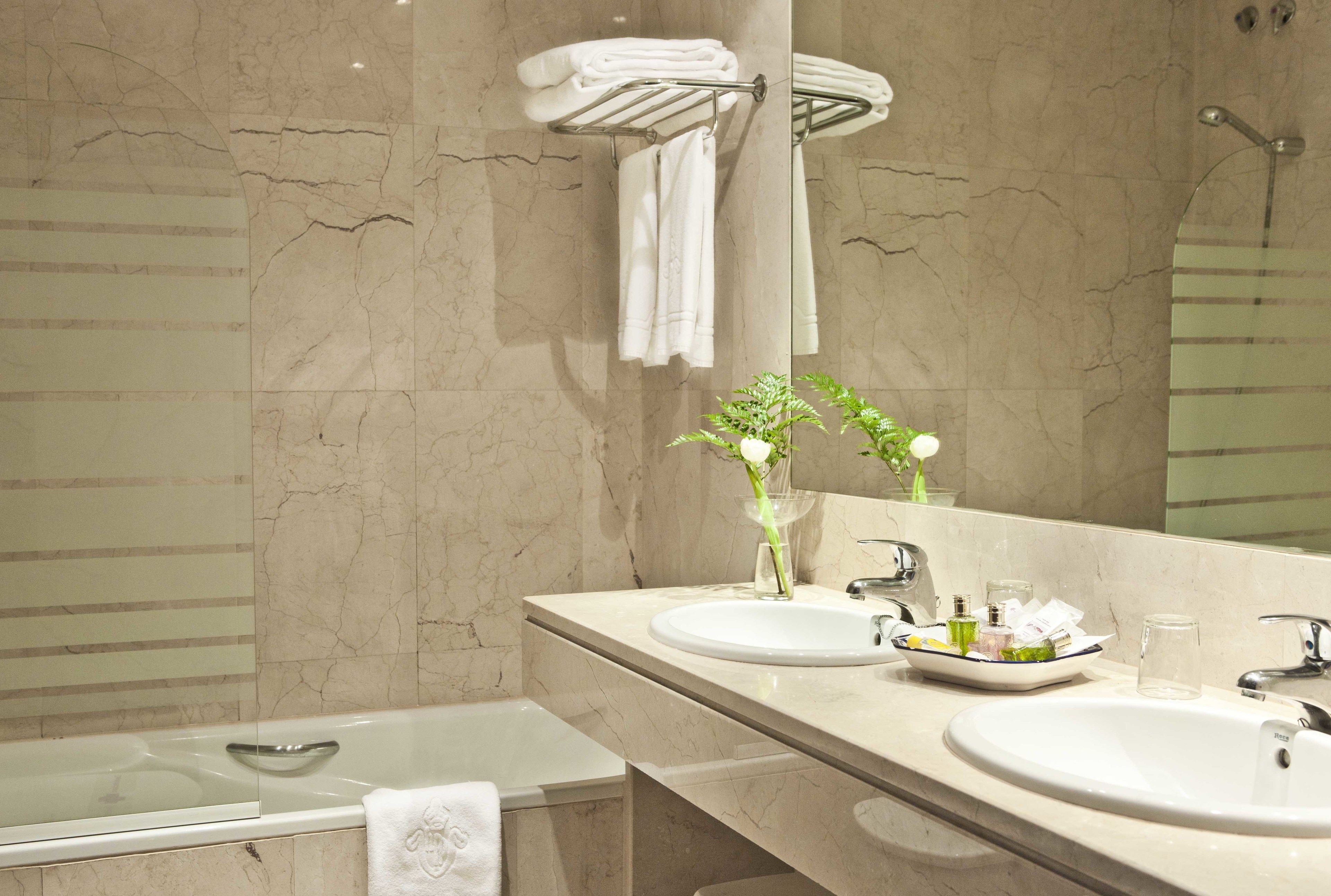 standard triple room | bathroom | bathtub, deep-soaking bathtub, free toiletries, hair dryer
