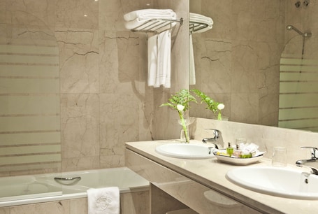 Standard Triple Room | Bathroom. Hotel Principe Pio